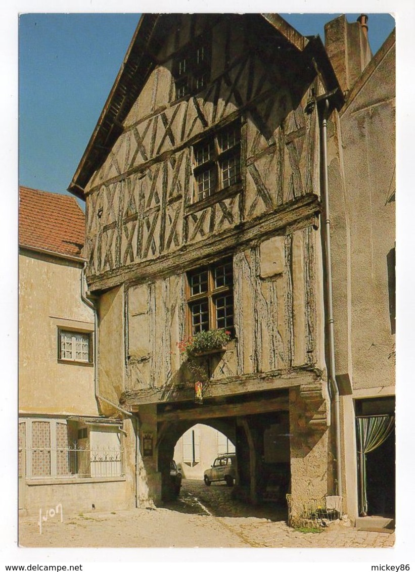 NOYERS SUR SEREIN--Maison Ancienne,place De La Petite Etape Aux Vins (voiture 4L Renault) - Noyers Sur Serein