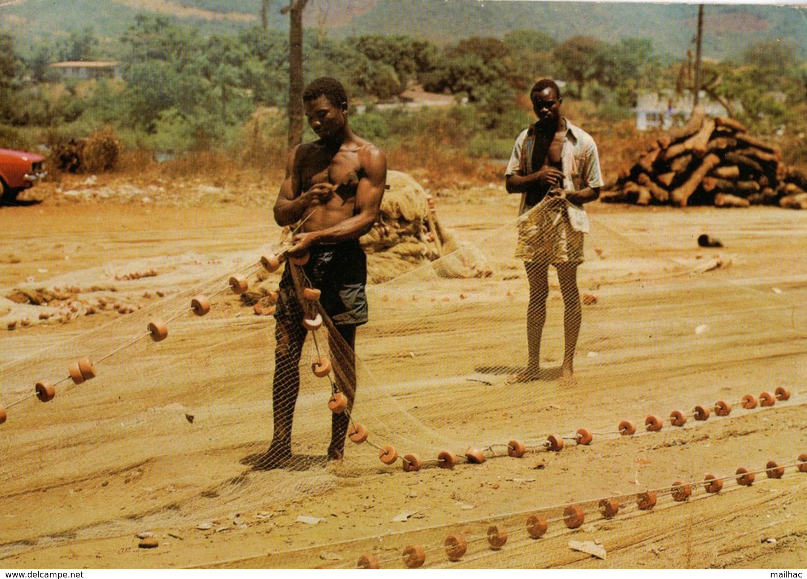 SIERRA LEONE - Réparation Des Filets - Fishermen Repairing Their Fishing Net - Sierra Leone