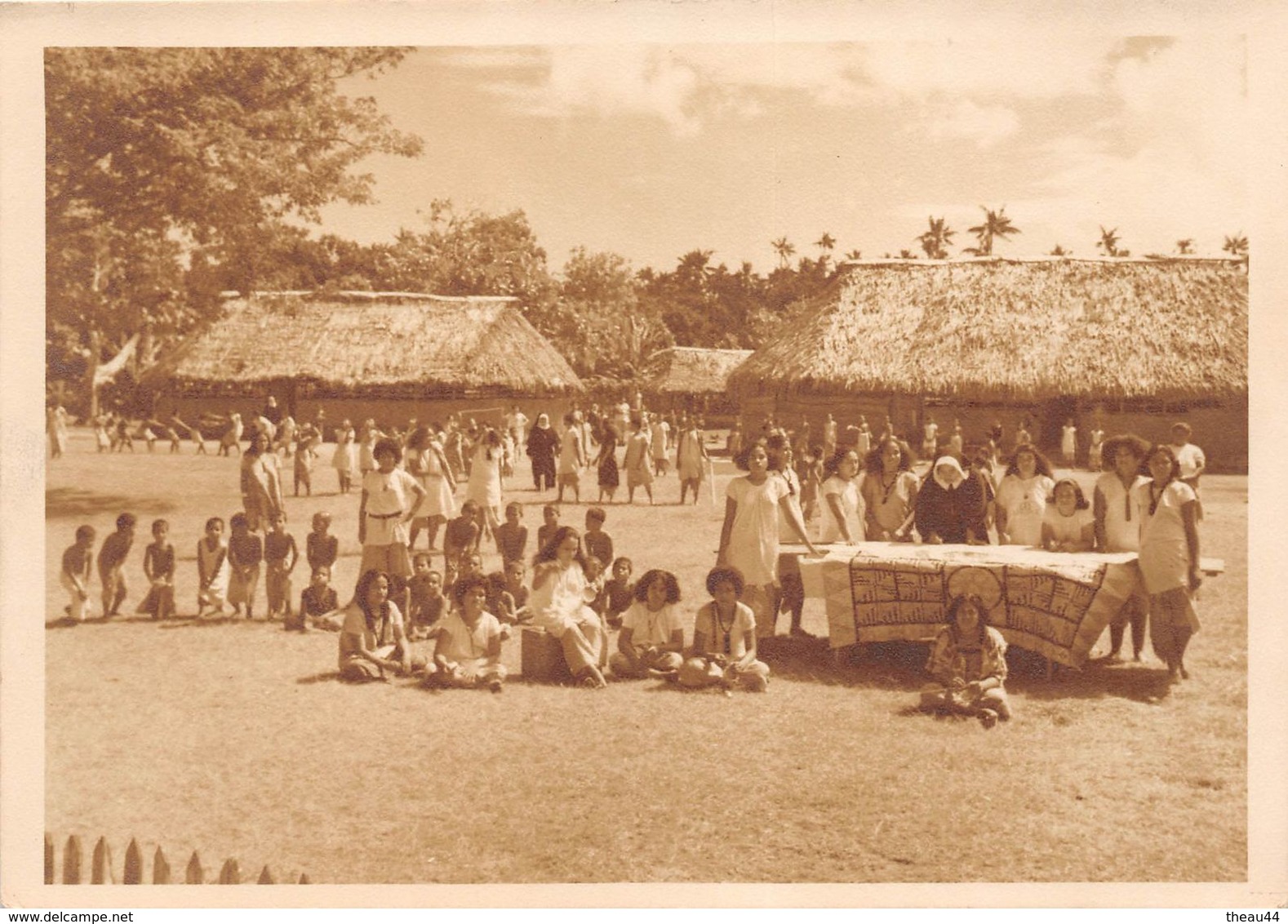 WALLIS-et-FUTUNA  -  Cliché D'Enfants Dans Une Cour D'école à WALLIS - Religieuses  - Voir Description - Wallis E Futuna