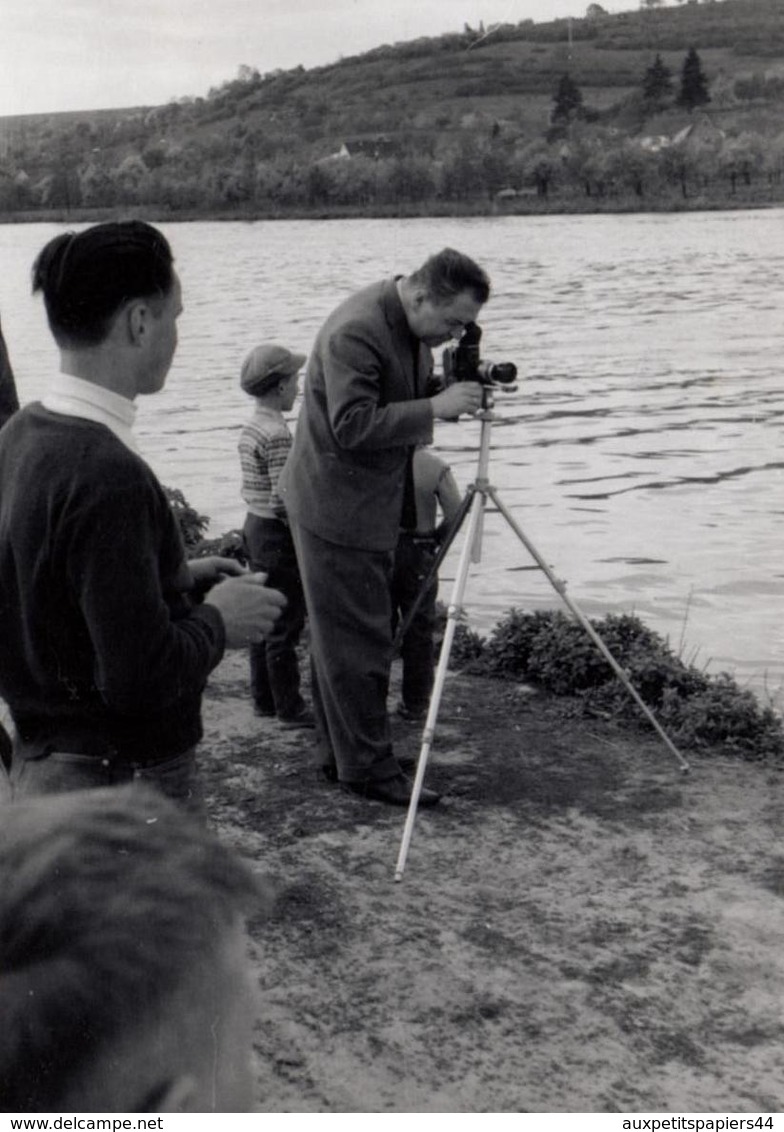 Photo Originale Portrait De Photographe Amateur Bien équipé Et Appareil Photo Sur Pied - Personnes Anonymes