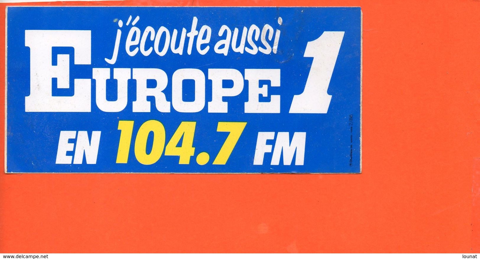 Autocollant - Publicité - Europe 1 J'écoute Aussi En 104.7 Fm Radio (dimensions 16x 7.5 Cm) - Autocollants