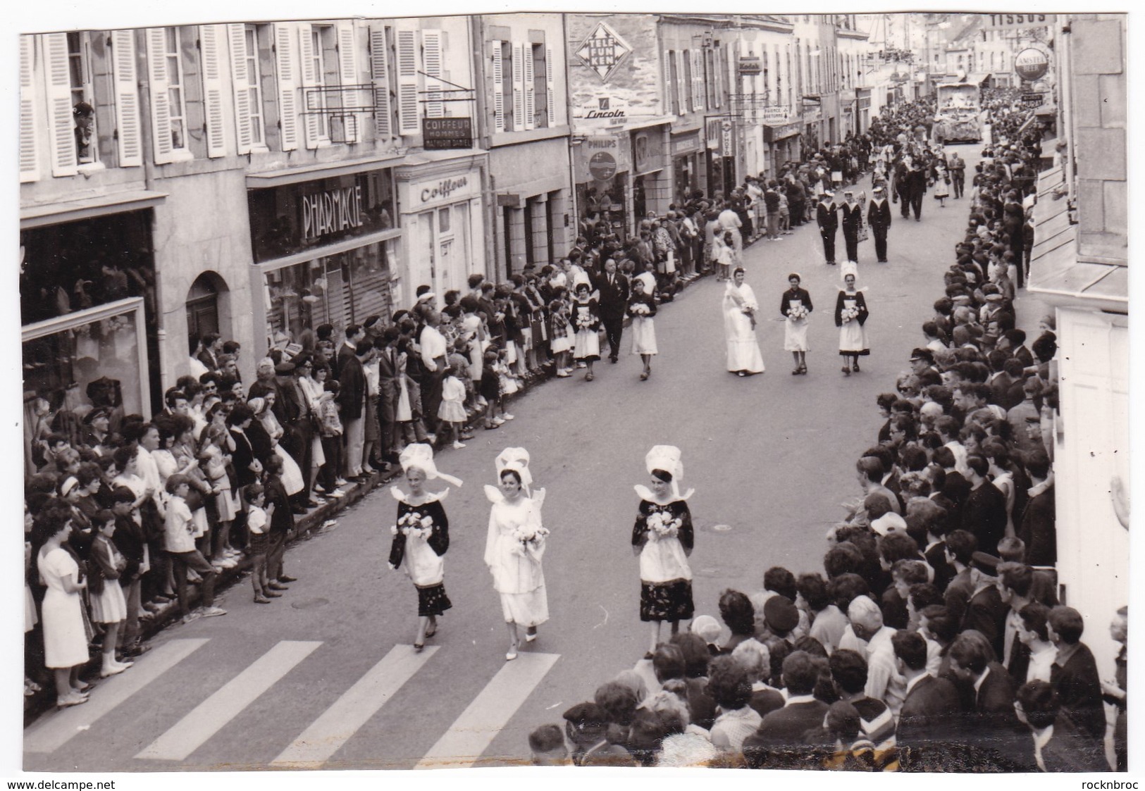 Lot De 2 Anciennes Photos Années 60 Défilé Reine De Concarneau à Douarnenez - Personnes Anonymes