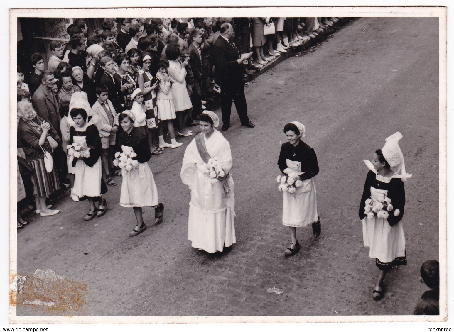 Lot De 2 Anciennes Photos Années 60 Défilé Reine De Concarneau à Douarnenez - Personnes Anonymes