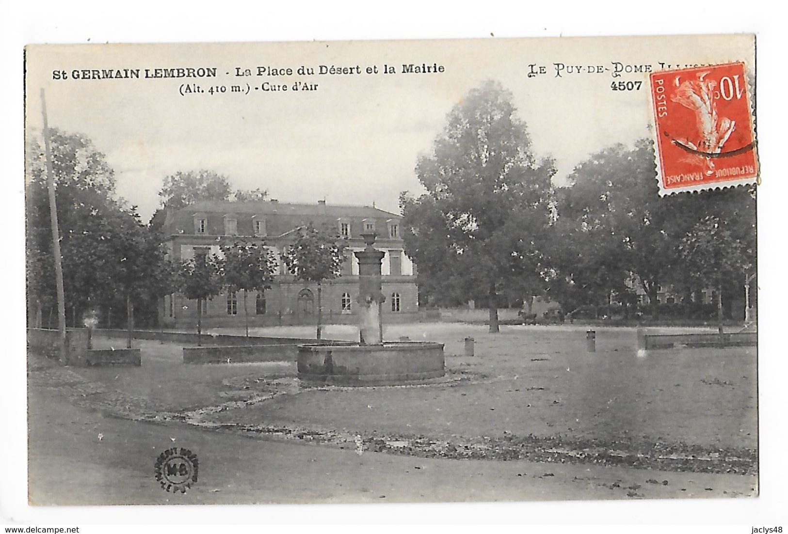 St GERMAIN-LEMBRON  (cpa 63)  La Place Du Désert Et La Mairie -   - L 1 - Saint Germain Lembron