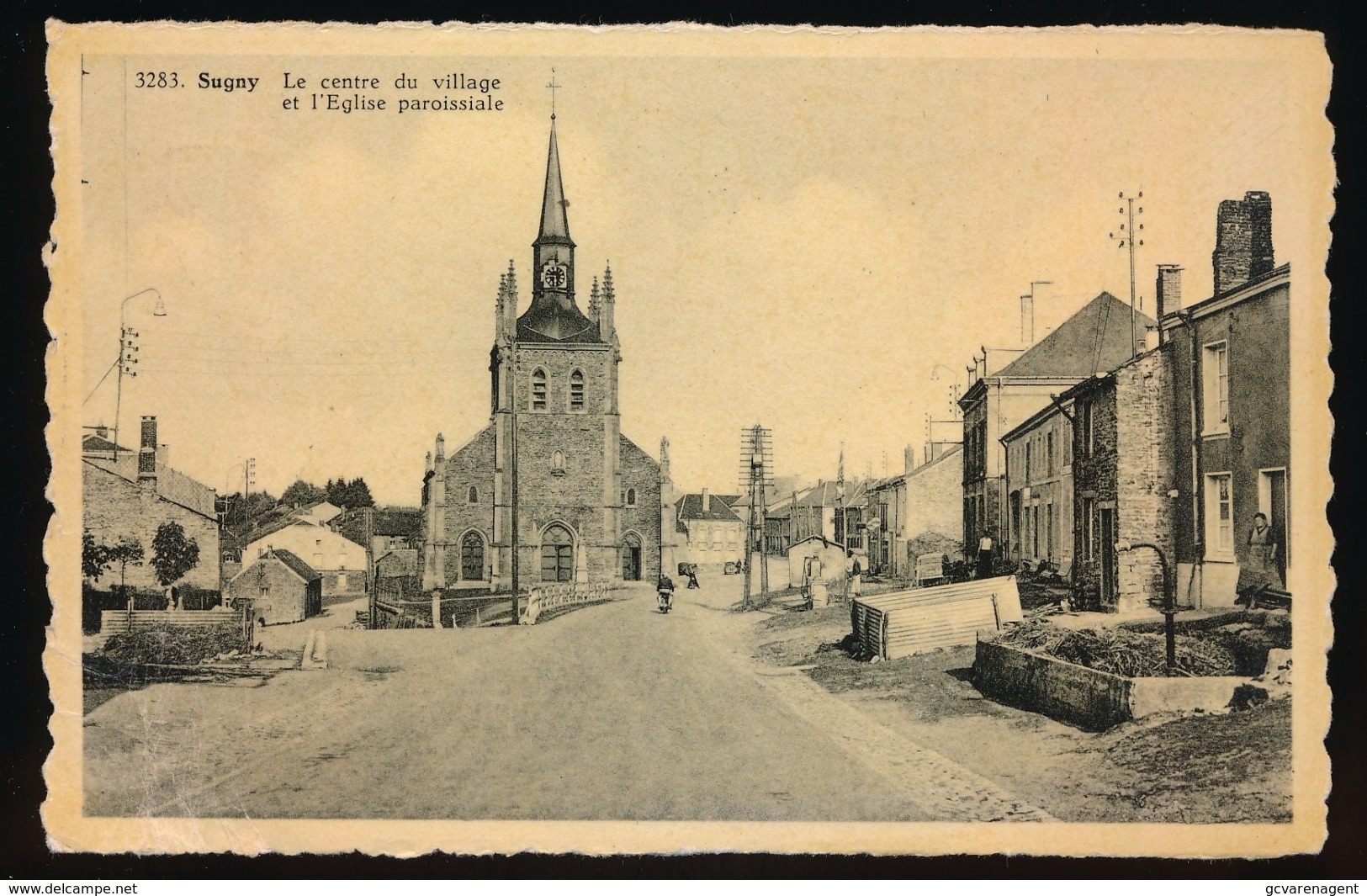 SUGNY  LE CENTRE DU VILLAGE ET L'EGLISE PAROISSIALE - Vresse-sur-Semois