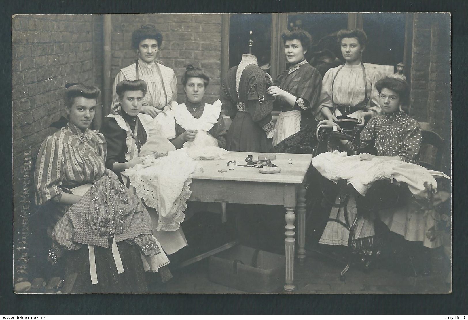 Marcinelle. Superbe Photo-carte La Parisienne. Atelier De Couture En 1908. Les Couturières, Machine à Coudre. 3 Scans. - Charleroi