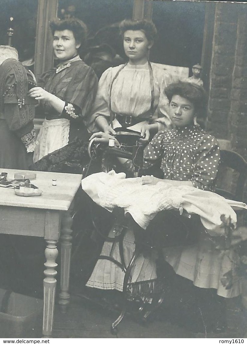 Marcinelle. Superbe Photo-carte La Parisienne. Atelier De Couture En 1908. Les Couturières, Machine à Coudre. 3 Scans. - Charleroi