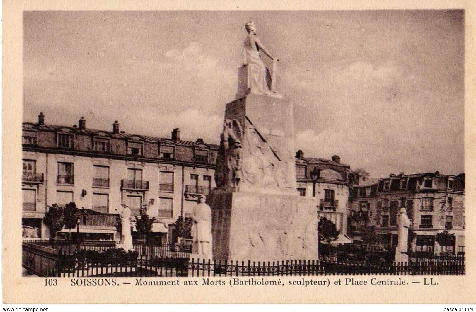 SOISSONS - MONUMENT AUX MORTS ET PLACE CENTRALE - Soissons