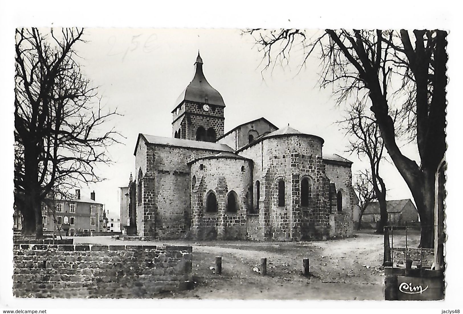 SAINT-GERVAIS-D'AUVERGNE  (cpsm 63)  Son église -   - L 1 - Saint Gervais D'Auvergne