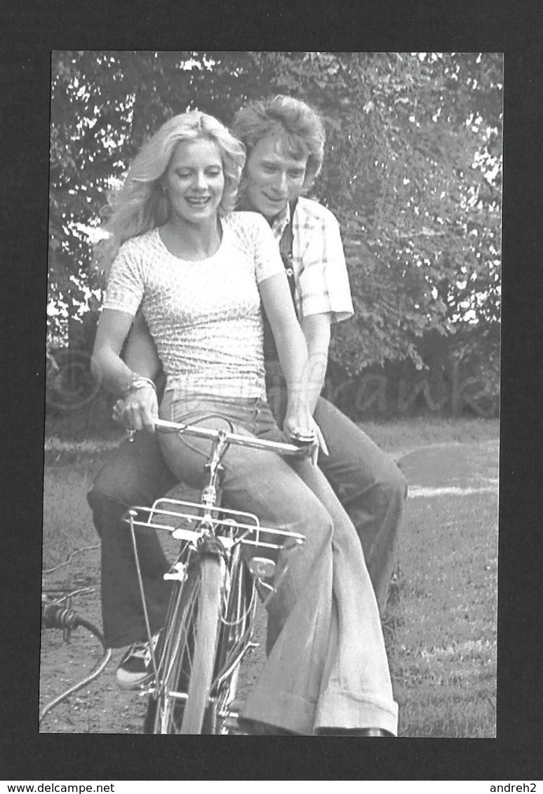 ARTISTES - ACTRICES DE CINÉMA ET CHANTEUSE - SYLVIE VARTAN ET JOHNNY HOLIDAY À BICYCLETTE À LOCONVILLE - Acteurs