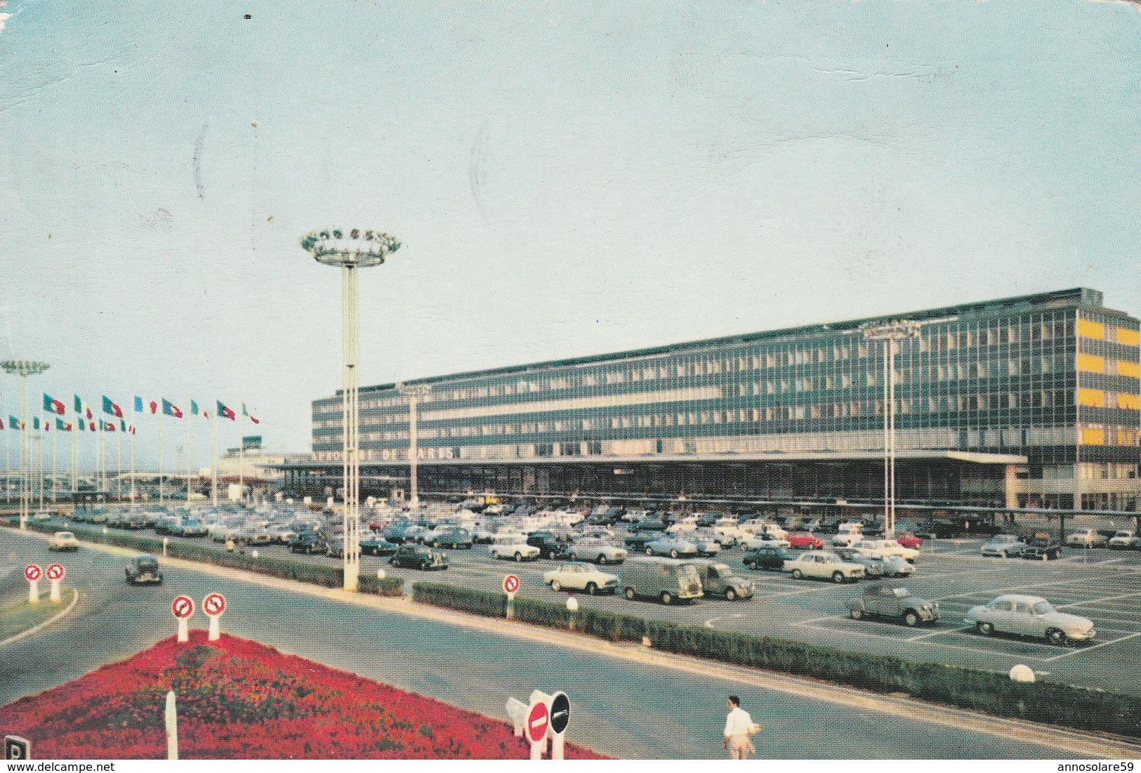 CARTOLINA - AEROPORT DE PARIS-ORLY - L'AEROGARE ET LE PARKING (MOVIMENTATA) - F/G - COLORI - VIAGGIATA - LEGGI - Luchthaven