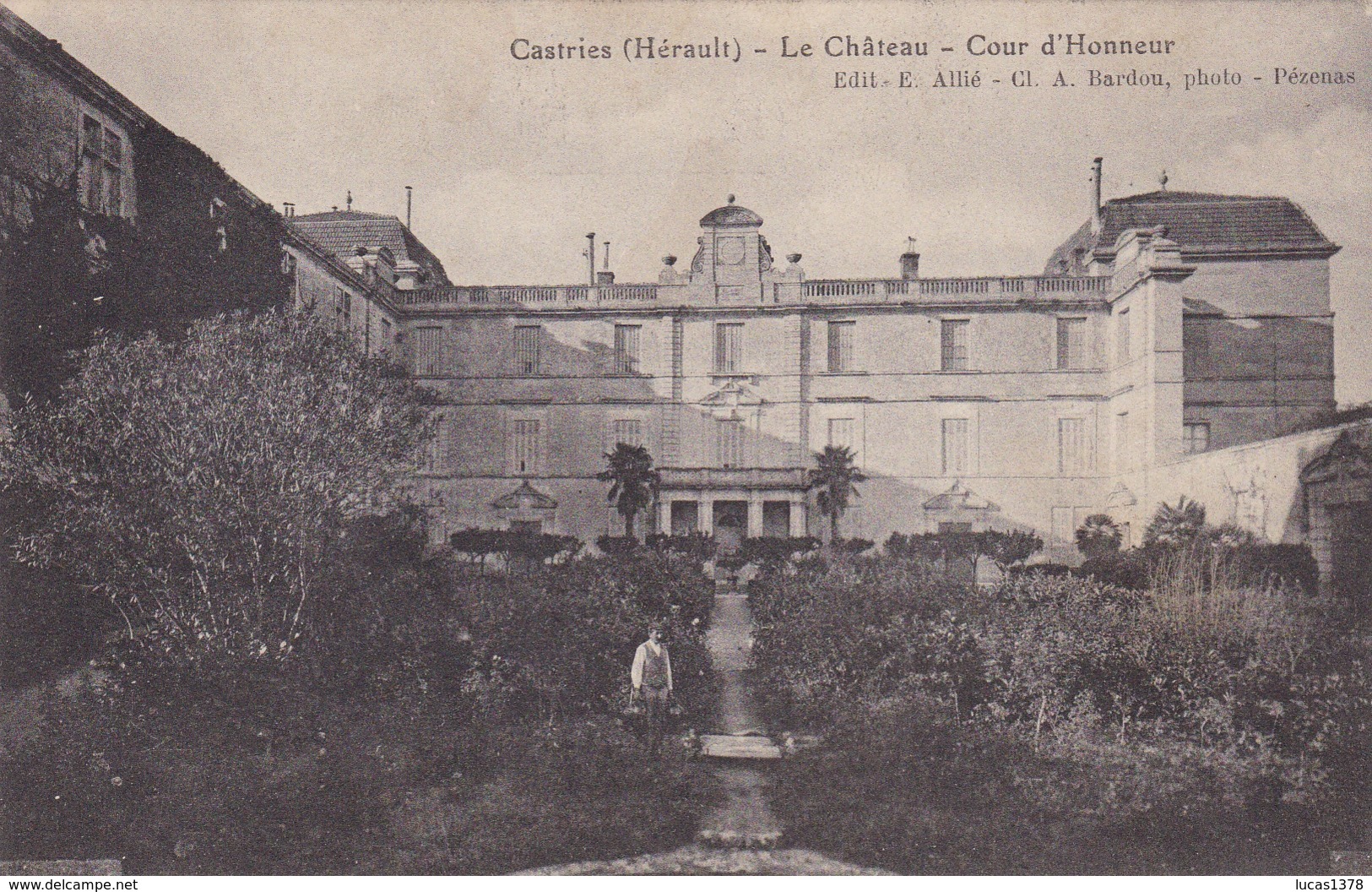 34 / CASTRIES / LE CHATEAU / COUR D HONNEUR / ANIMEE / SI SI !!! - Castries