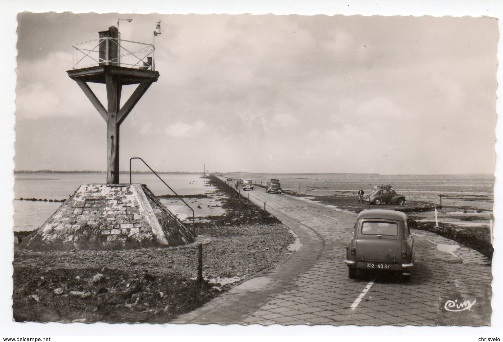 CYCLISME . Carte Postale Dentelée . Voitures Anciennes, Simca, Renault 4 CV, Citroen Traction Etc Passage Du Gois - Voitures De Tourisme