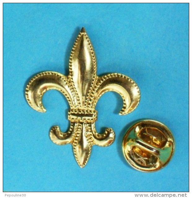 1 PIN'S //    ** FLEUR DE LYS ** DORÉE ** - Personnes Célèbres