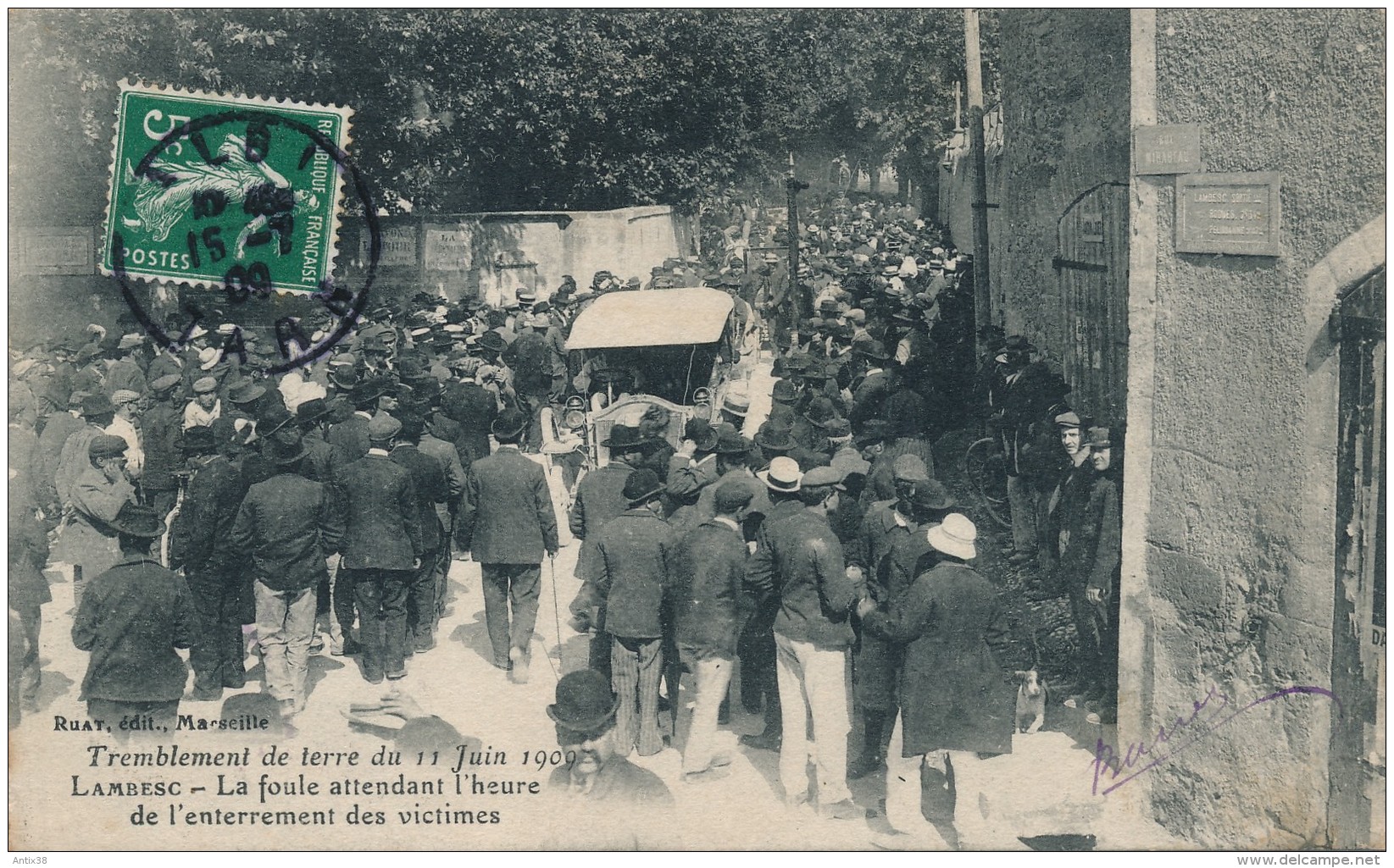 N70 - 13 - LAMBESC - Bouches-du-Rhône - Tremblement De Terre Du 11 Juin 1909 - La Foule Attendant L'heure De L'enterreme - Lambesc
