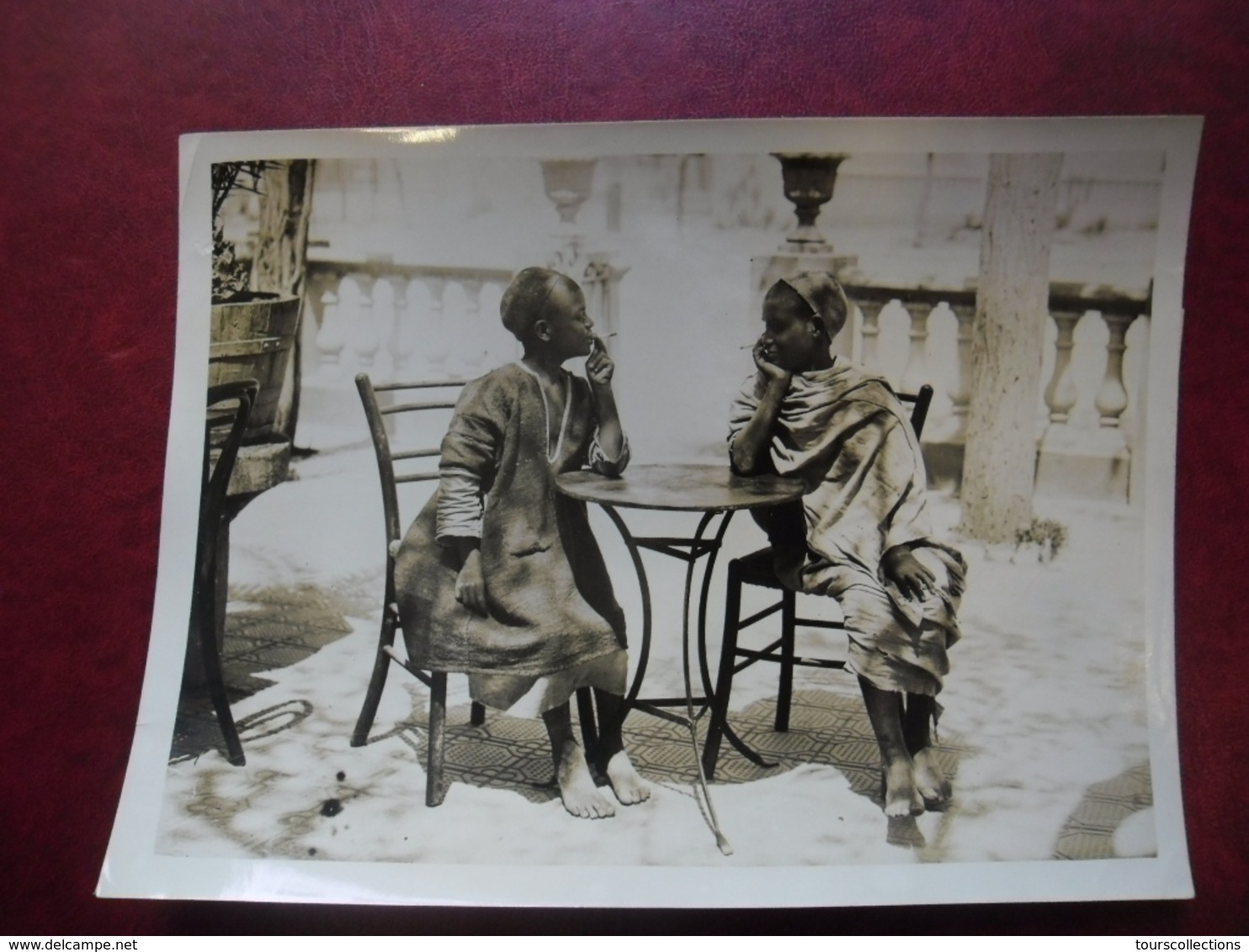 PHOTO TUNISIE Enfants Fumeurs Du MAGHREB Terrasse De Café - Afrique Du Nord @ 20,5 Cm X 15,3 Cm - Afrique