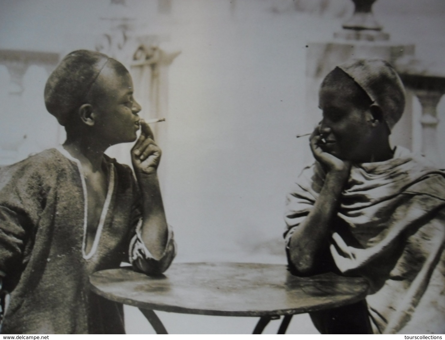 PHOTO TUNISIE Enfants Fumeurs Du MAGHREB Terrasse De Café - Afrique Du Nord @ 20,5 Cm X 15,3 Cm - Afrique