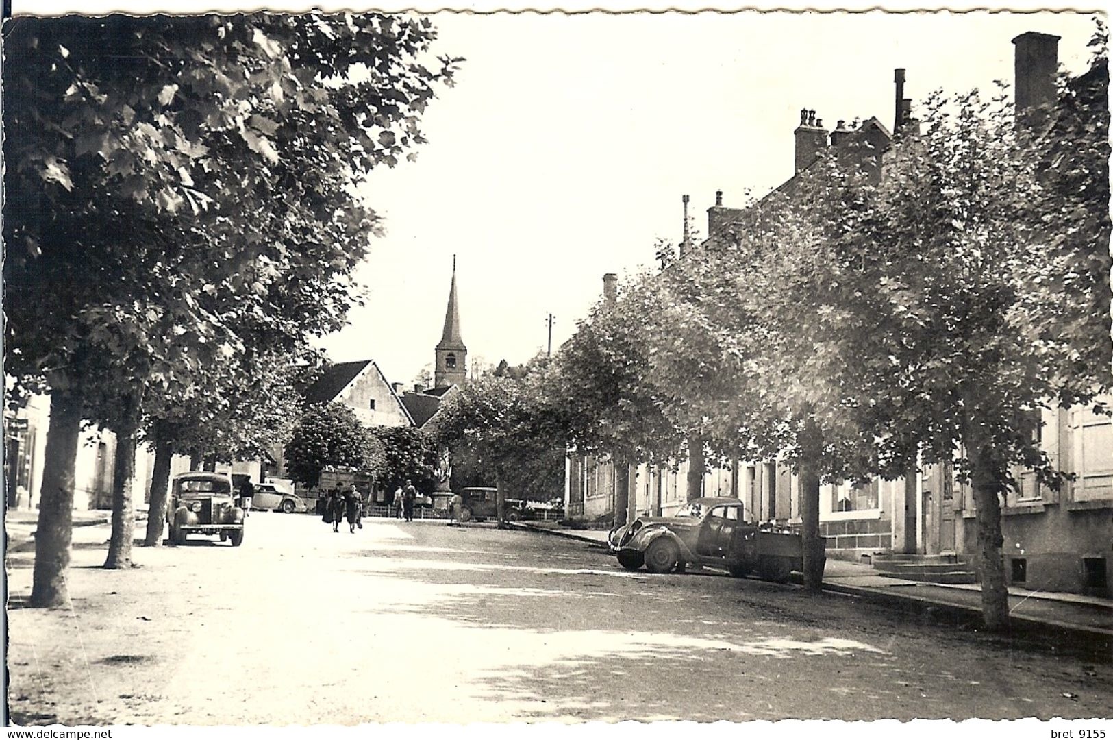 89 ANCY LE FRANC LA PLACE L EGLISE LE LIVREUR DE LAIT LES VOITURES Pick-up Peugeot, Renault Juvaquatre - Ancy Le Franc