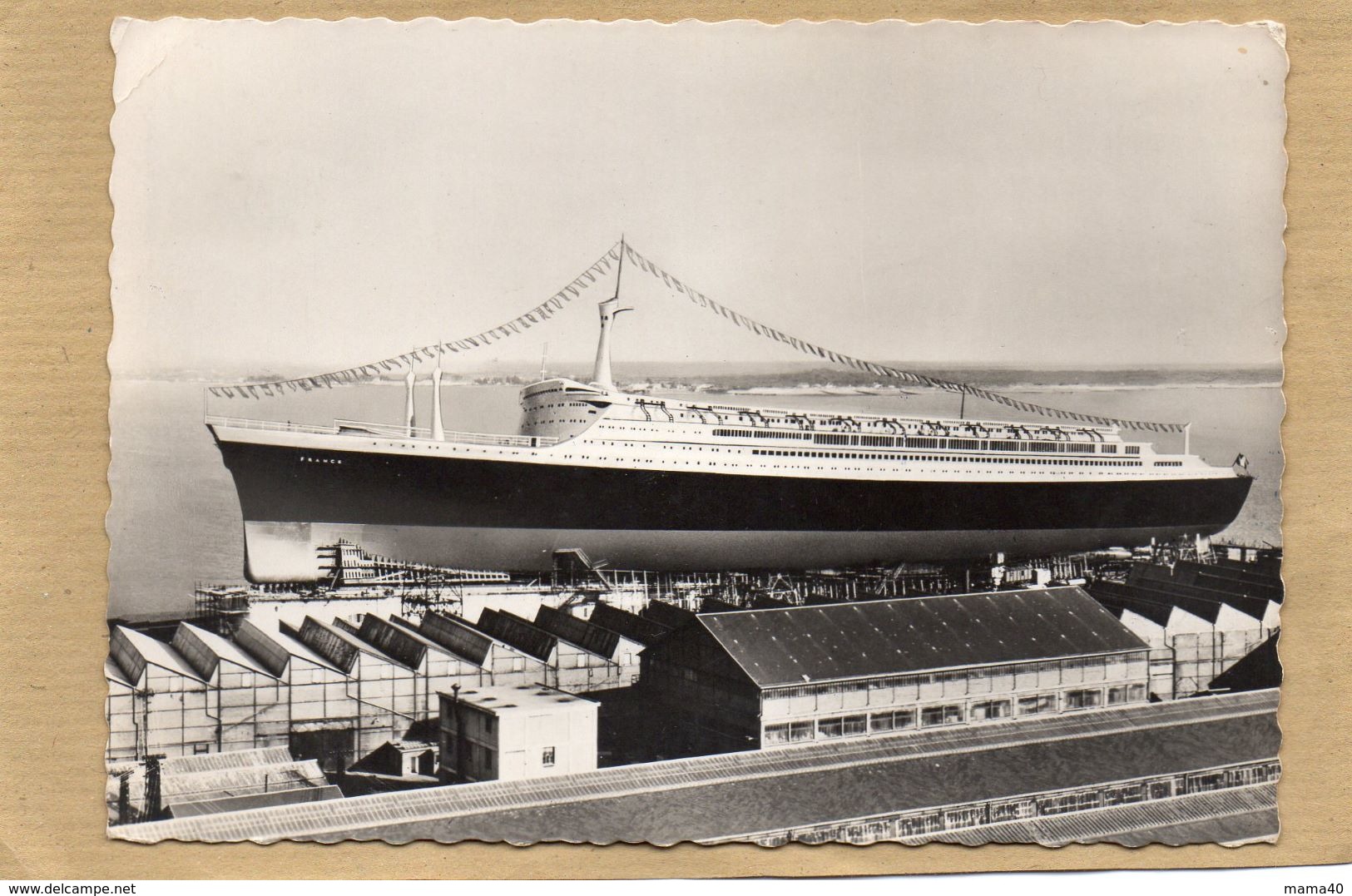 44 - SAINT NAZAIRE - LE PAQUEBOT FRANCE LORS DE SON LANCEMENT LE 11/05/1960 AVEC TAMPON DE LA CIE TRANSATLANTIQUE - Steamers