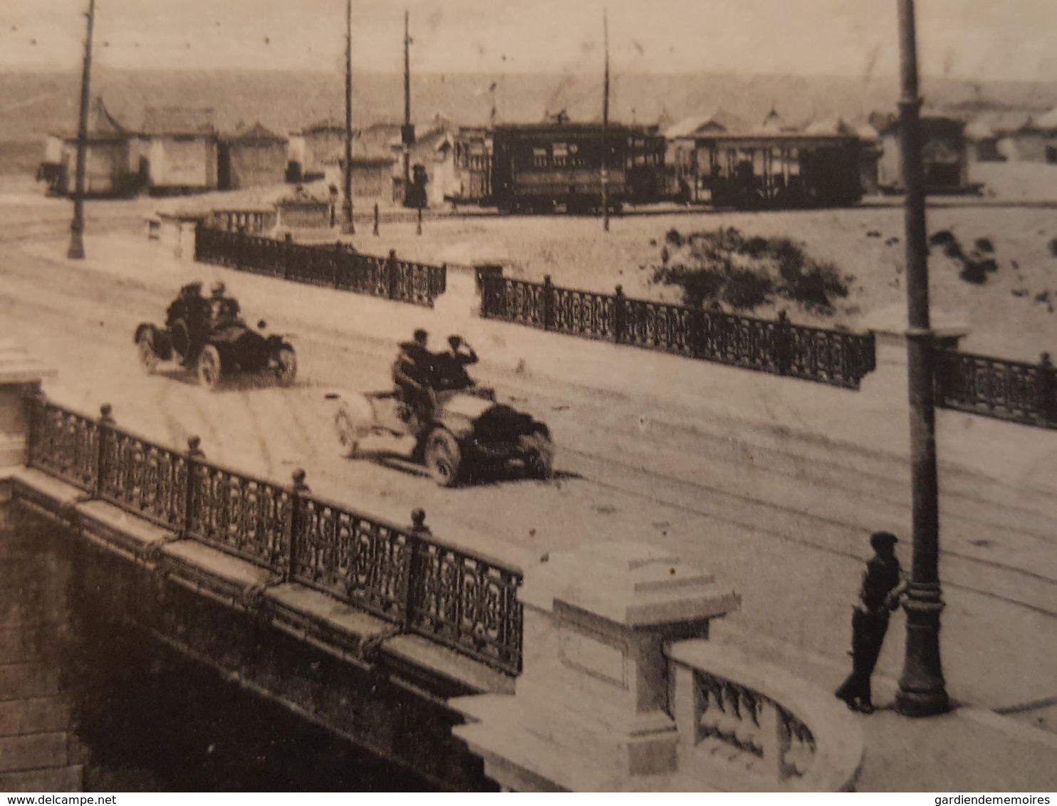 Belles Autos Sur Le Pont Du Casino à Calais - Arras