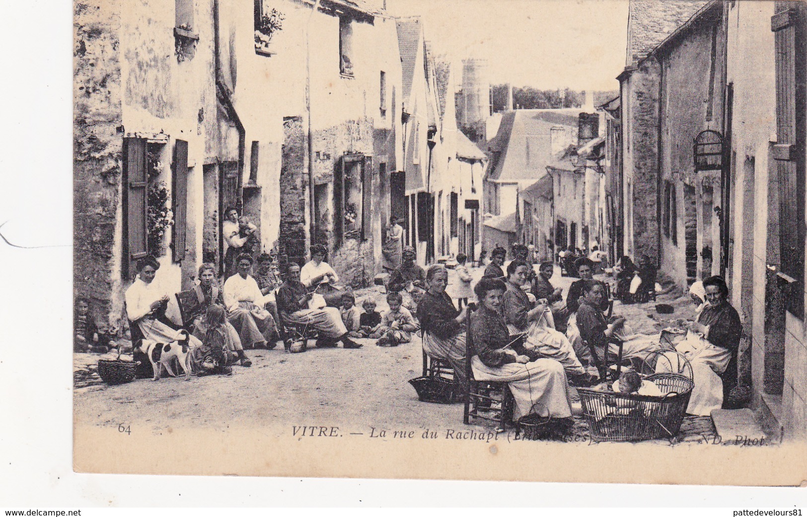 CPA Animée (35) VITRE La Rue Du Rachapt Femmes Cousant Ouvrage - Vitre