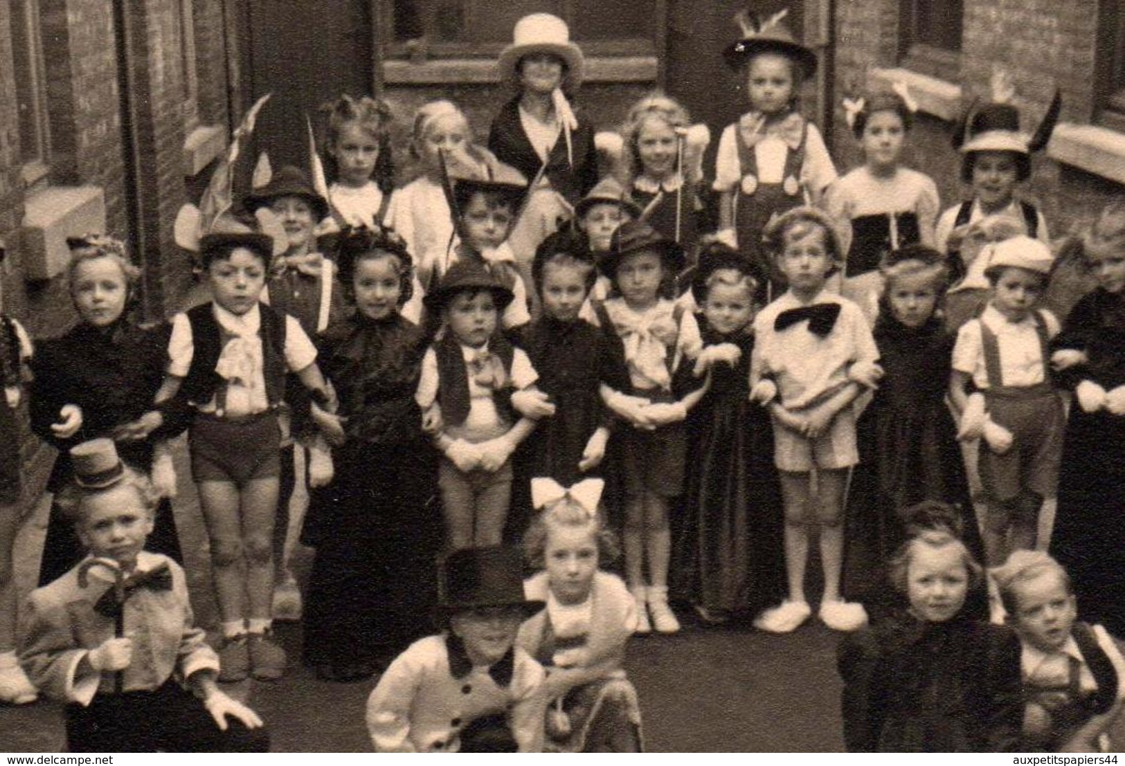 Carte Photo Originale Déguisement & Enfants Belges - Gamins Déguisés Dans La Cour De L'école Façon Charleston, Pinocchio - Anonymous Persons