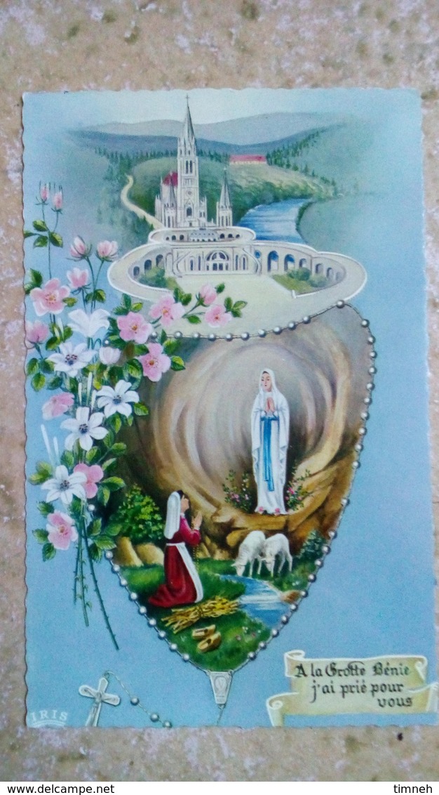 CPSM. Lourdes CHAPELET FLEURS - Bernadette Et La Vierge à La Grotte - Basilique - A. DOUCET IRIS Crenelée - Lieux Saints