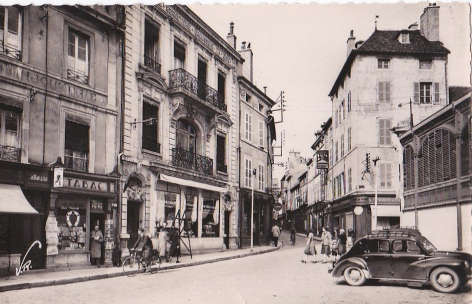 21 BEAUNE CPSM PHOTO V.R Marchand De JOURNAUX TABAC BONNETERIE CHAUSSURES  AUTO Place De La Halle - Beaune