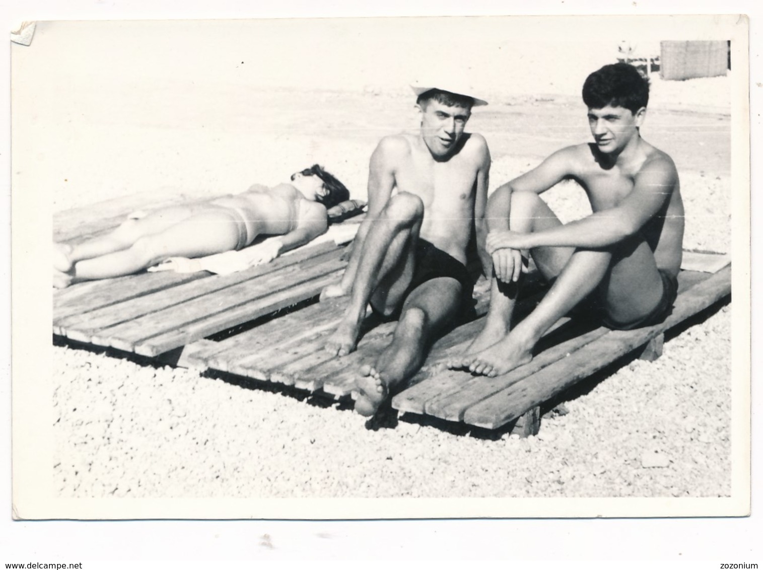 REAL PHOTO - Two Boys Sit On Beach,  Garcons Sur La Plage Old Orig - Autres & Non Classés