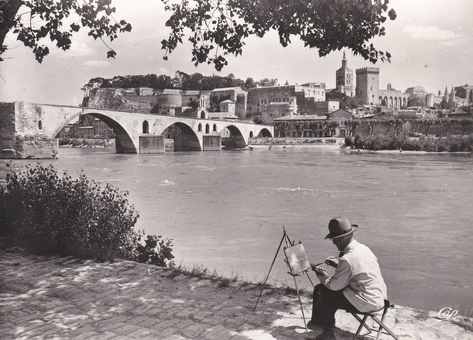 CPSM  Dentelée  En   NB  De  AVIGNON  (84)  -  Peintre  Au  Pont  St-Bénézet   //    TBE - Avignon