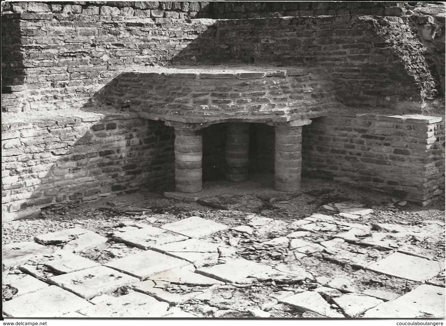 FONTAINES SALEES (89) Angle De La Chambre De Chauffe De La Piscine Chaude Des Thermes Des Hommes - Fontaines Salees