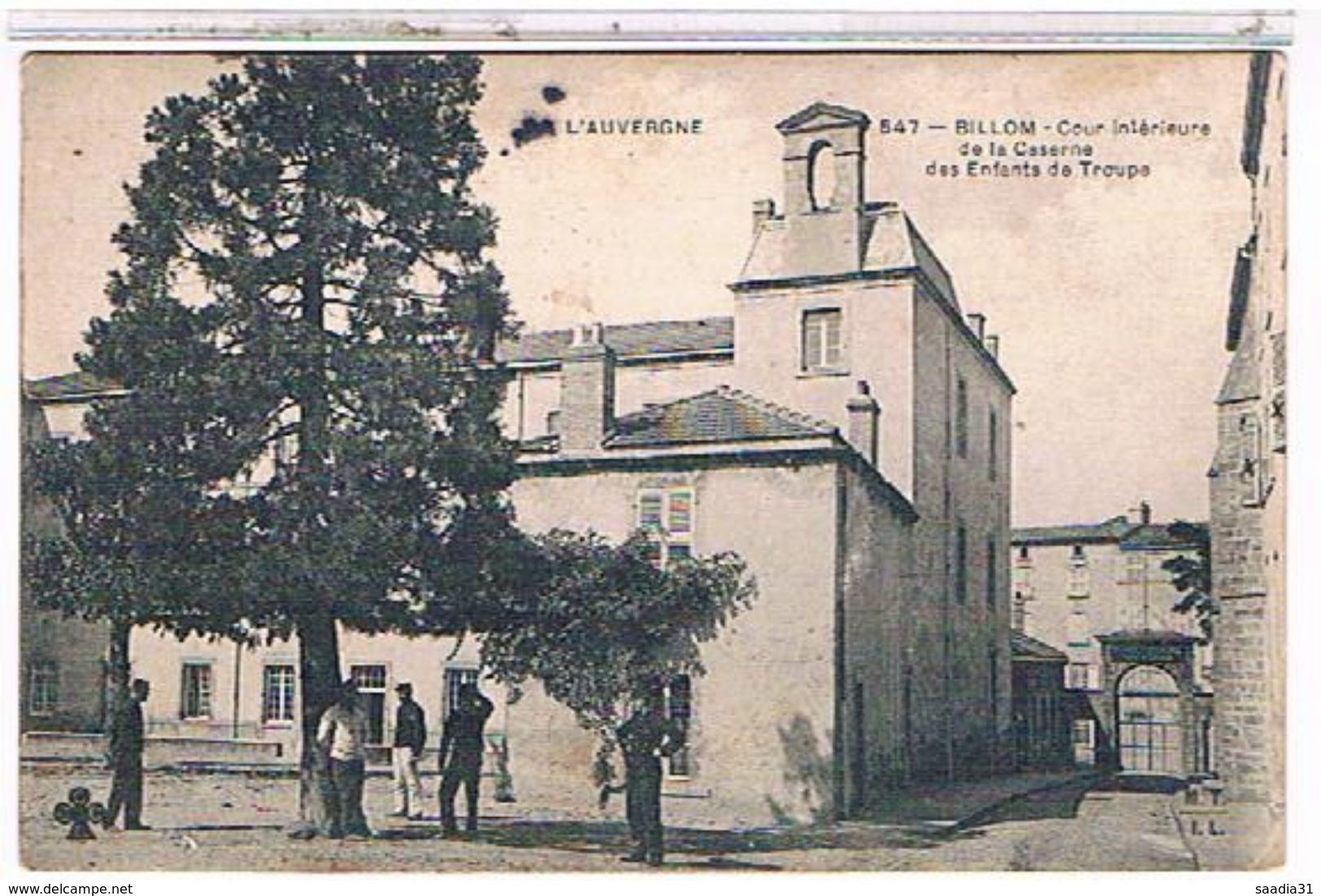 63  BILLOM   COUR  INTERIEURE  DE  LA CASERNE  DES  ENFANTS  DE  TROUPE   TBE  1T877 - Autres & Non Classés