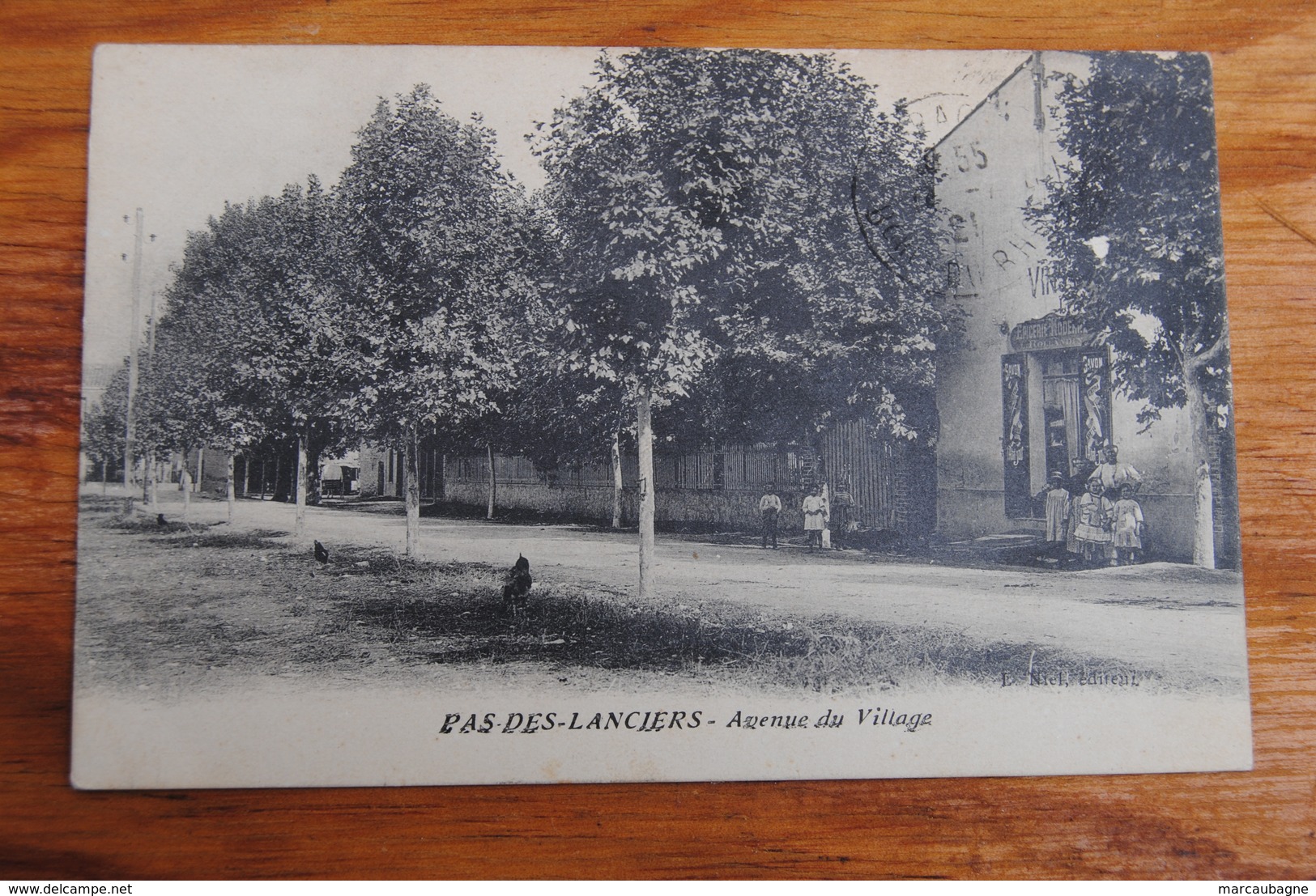 1 Cp Pas Des Lanciers - Avenue Du Village - Otros & Sin Clasificación