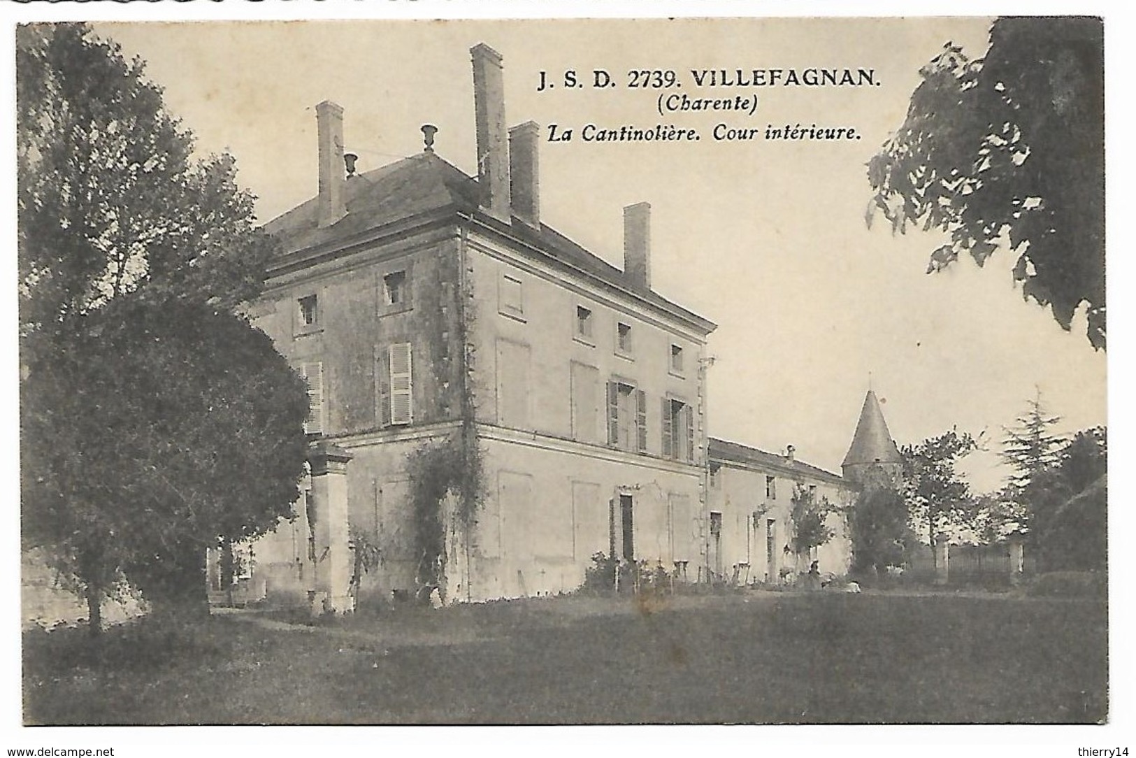Villefagnan - La Cantinière. Cour Intérieure - Villefagnan