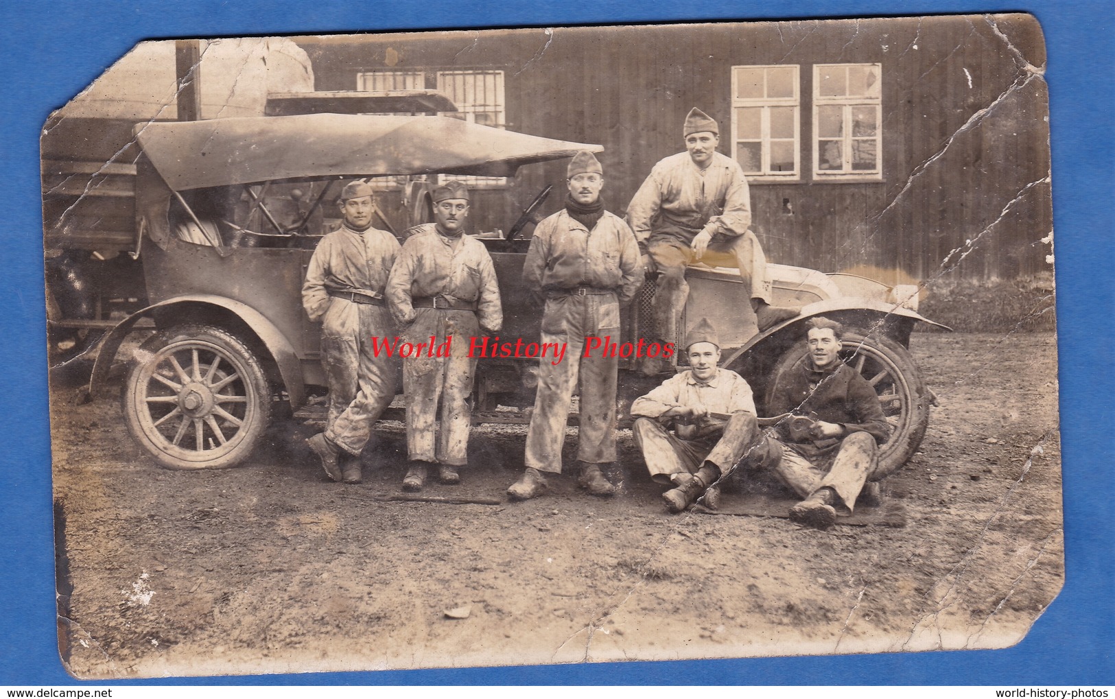 CPA Photo - Lieu à Situer - Portrait De Soldat Devant Une Automobile Militaire à Identifier - Guerre 1914-18