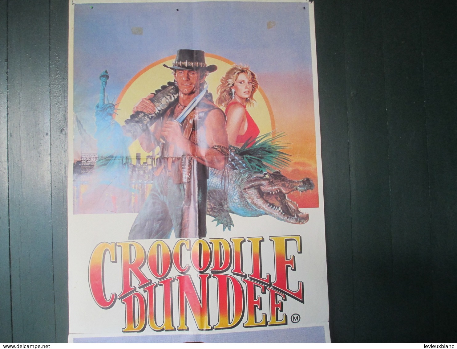 Affiche De Cinéma D'Epoque/Grand Format/CROCODILE DUNDEE/Australie/Paul HOGAN/Linda KOZLOWSKI/Paramount/1986  AFF30. - Affiches
