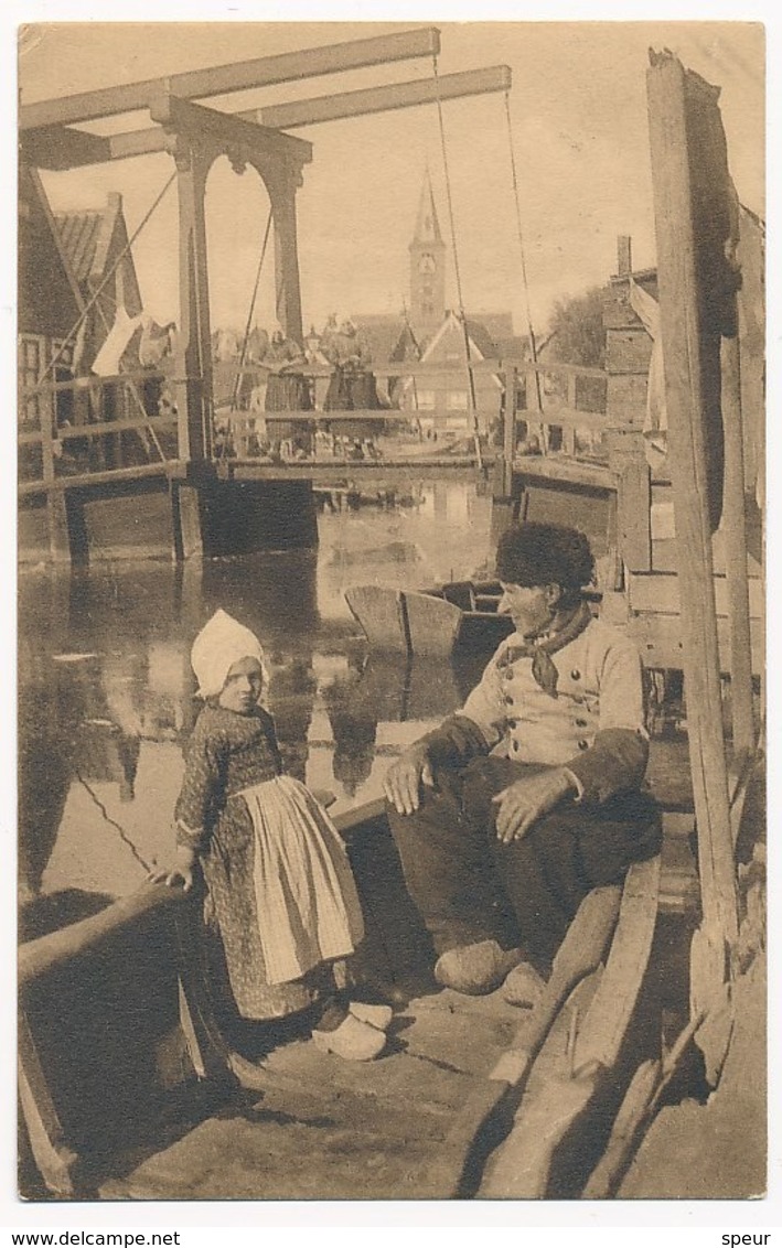 Volendam, Man And Child In Traditional Costume, People On Bridge, ± 1930 - Volendam