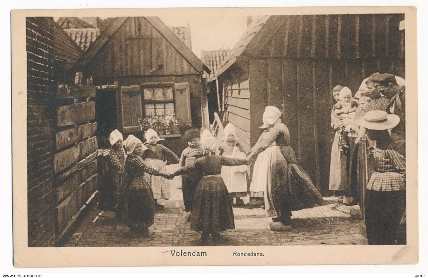 Volendam, Children Dancing In Circle In Traditional Costumes, ± 1930 - Volendam