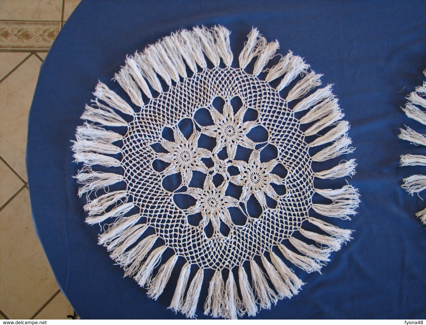 203 - 2 Napperons Au Crochet Avec Franges - Tablemates