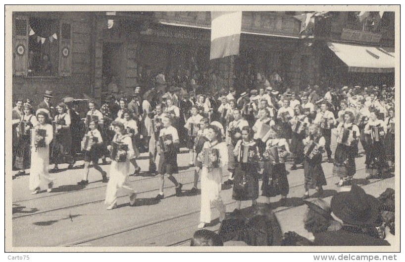 Fêtes - Défilé Femmes Musique Accordéon - 14 Juillet - Magasin Paul Kauss - Ville à Localiser - Carte-Photo - Carnival