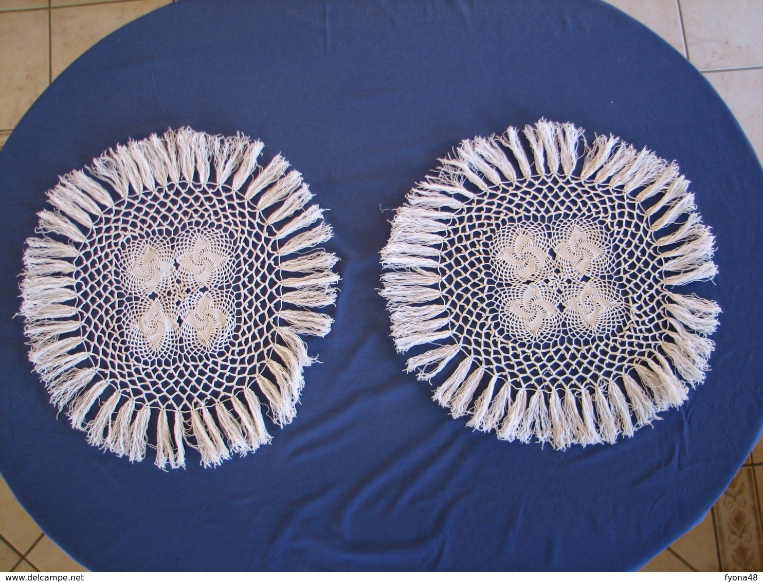 204 - 2 Napperons Au Crochet Avec Franges - Tapetes