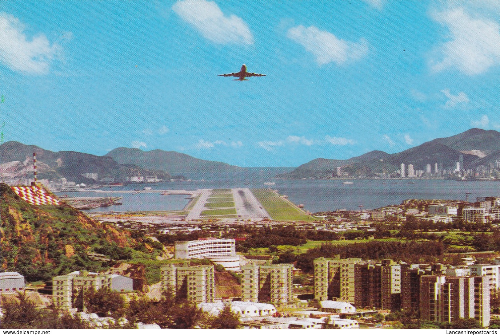 Postcard Hong Kong View Of Plane Landing From Lung Tseung Road My Ref  B22449 - China (Hong Kong)