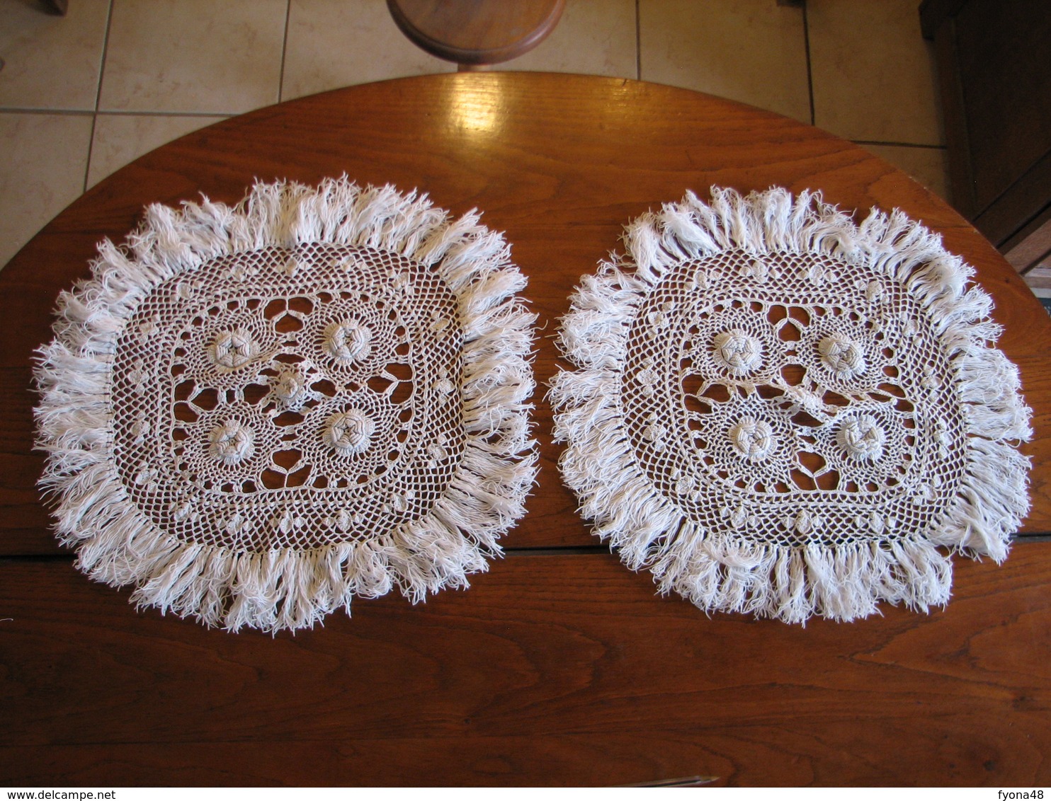 206 - 2 Napperons Au Crochet Avec Franges - Napperons