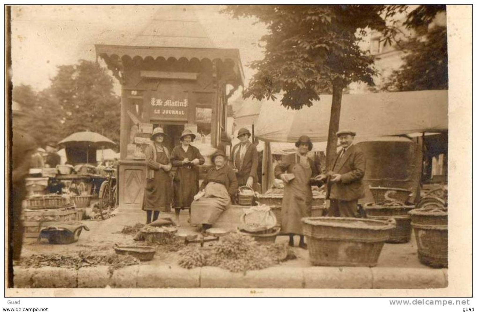 UN MARCHE - KIOSQUE A JOURNAUX - LE JOURNAL  MARCHE AUX LEGUMES - SUPERBE CARTE PHOTO - Mercati