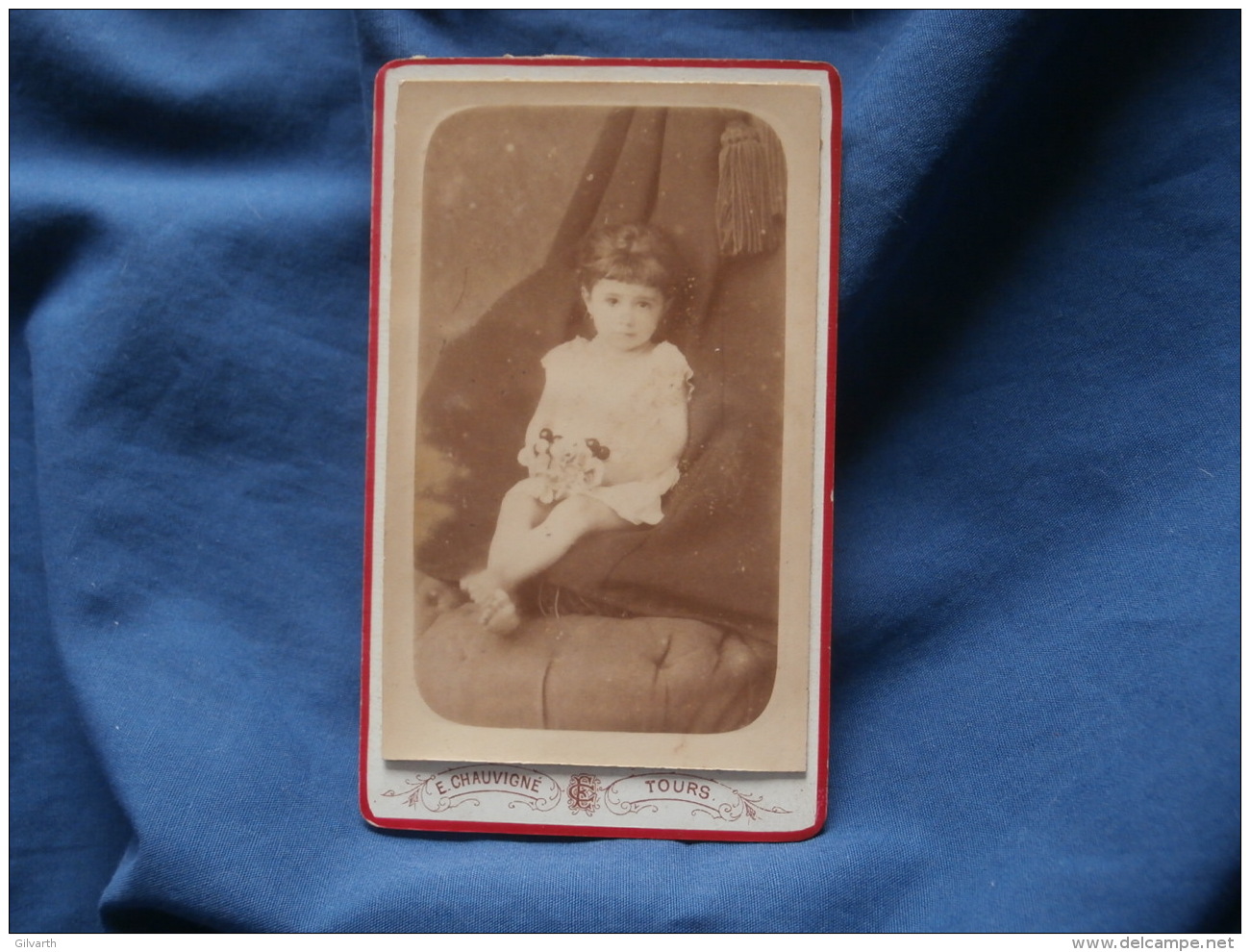 Photo CDV  Chauvigné à Tours  Petite Fille Tenant Un Bouquet Avec Des Cerises (Marie Duchene) - CA 1885 - L363 - Oud (voor 1900)