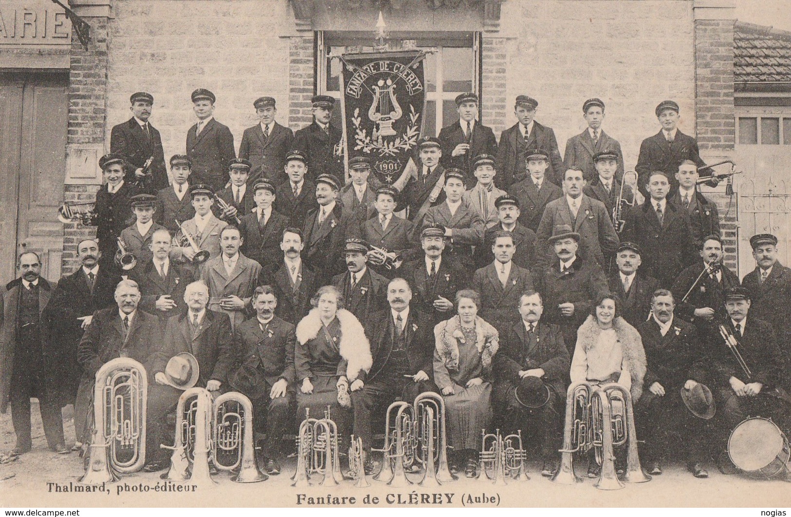 CLEREY - SUPERBE CARTE DE GROUPE DE LA FANFARE  DE CLEREY 1901 - PEU COURANTE - - Autres & Non Classés