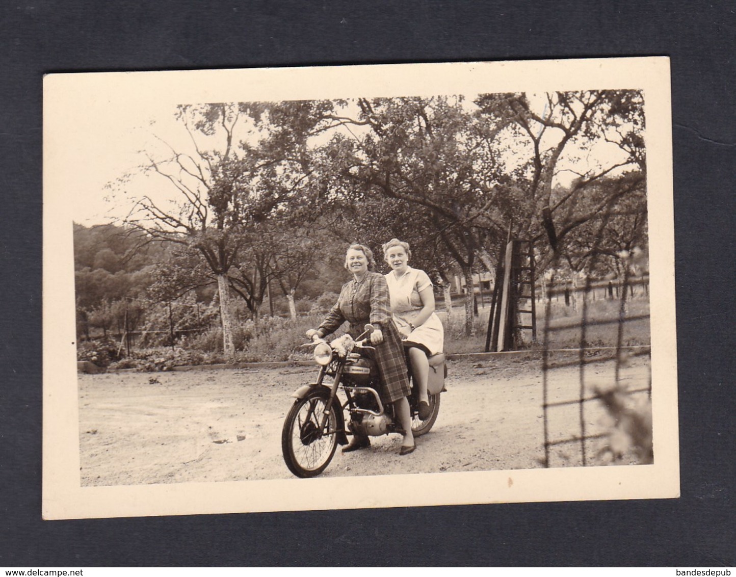 Photo Originale Vintage Snapshot 1956 Deux Femmes Sur Moto Terrot Archives Taron Negociant Vins Bazoilles Sur Meuse - Automobili