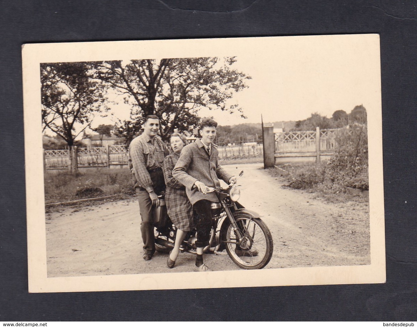 Photo Originale Vintage Snapshot 1956 Trois Personnes Sur Moto Terrot Archives Taron Negociant Vins Bazoilles Sur Meuse - Automobili