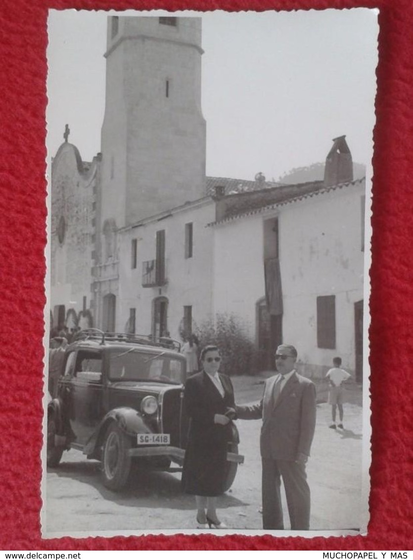 FOTO FOTOGRAFÍA OLD PHOTO A IDENTIFICAR GRUPO DE PERSONAS ANTIGUO COCHE DE ÉPOCA JUNTO A IGLESIA ? TORRE. CAR AUTOMÓVIL - Cars