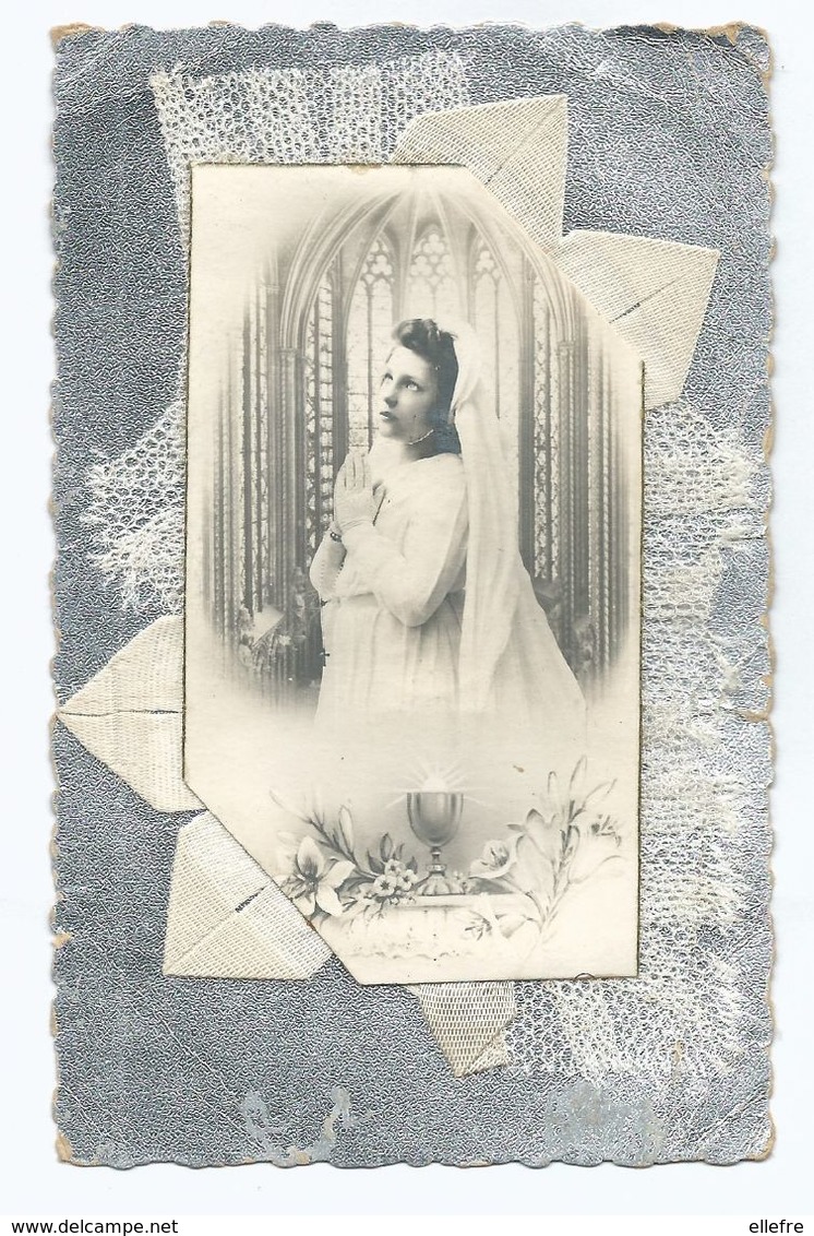 CPA Souvenir De 1ère Communion Photo Véritable Tulle Ruban Collé Sur Fond Argent - Mieux Au Naturel Qu'au Scan ! - Communion